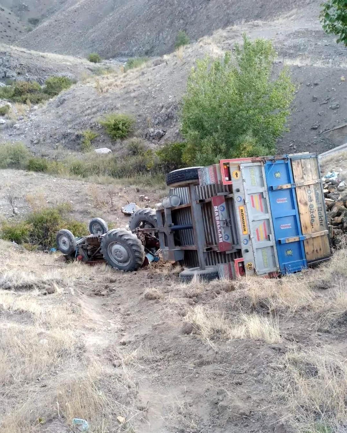 Odun yüklü traktör uçuruma yuvarlandı, sürücü araçtan atlayarak kurtuldu