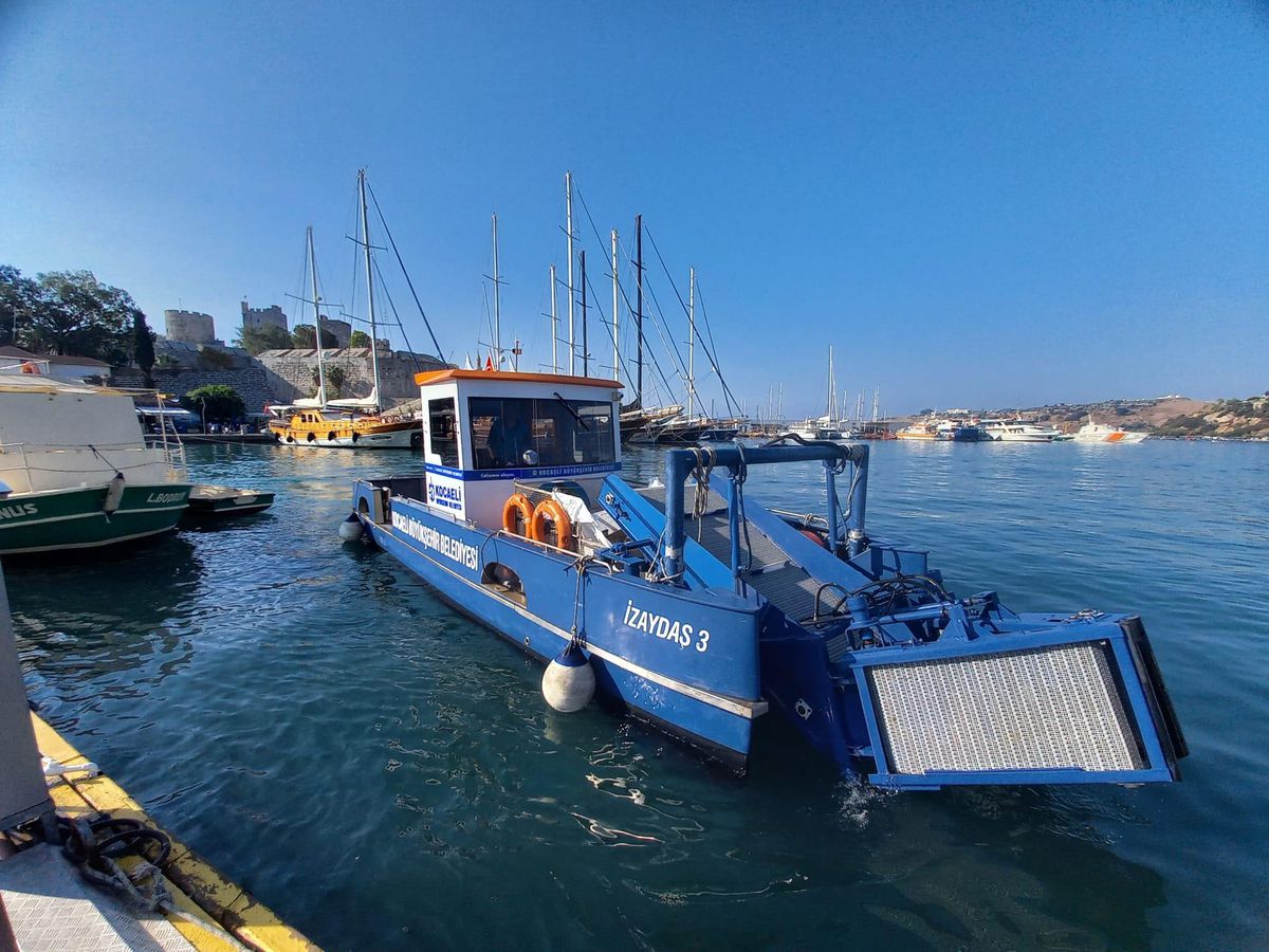 Orman yangınlarından etkilenen Bodrum sahilleri deniz süpürgesiyle temizleniyor