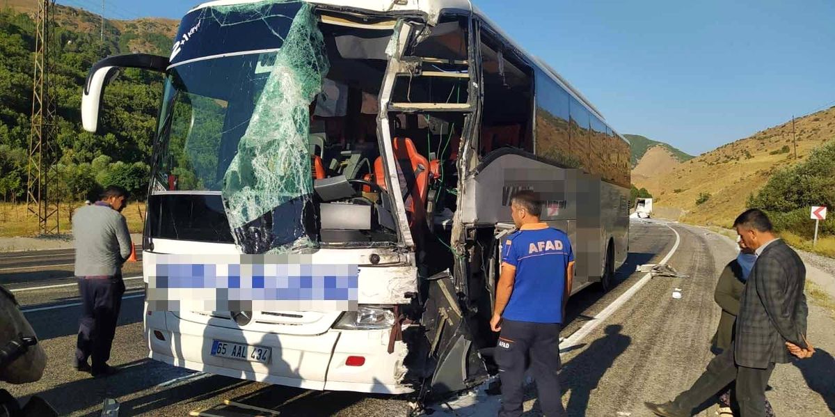 Otobüs ile tır çarpıştı: 1\'i ağır 3 yaralı
