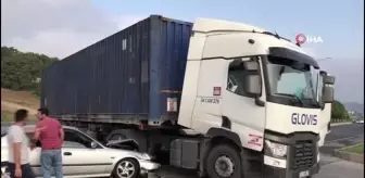 Otomobil tırın altına girdi: 3 yaralı