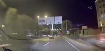 Otomobilin refüjdeki elektrik direği ile ağaçlara çarpması kameraya yansıdı