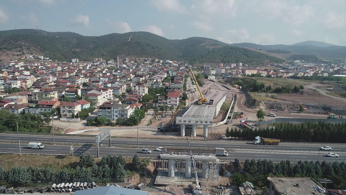 Otoyol Geçiş Köprüsü\'nde kirişler konulmaya başlandı