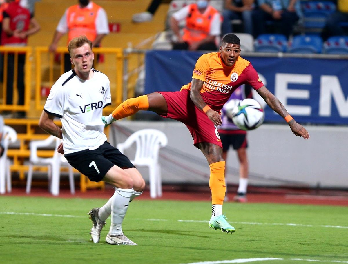 Patrick van Aanholt ilk golünü attı
