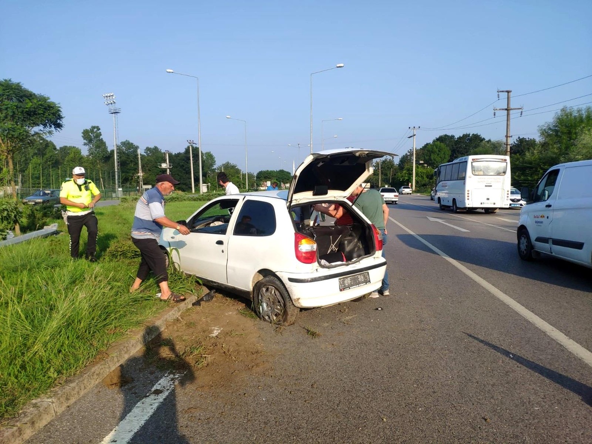 Samsun\'da otomobil aydınlatma direğine çarptı: 3 yaralı