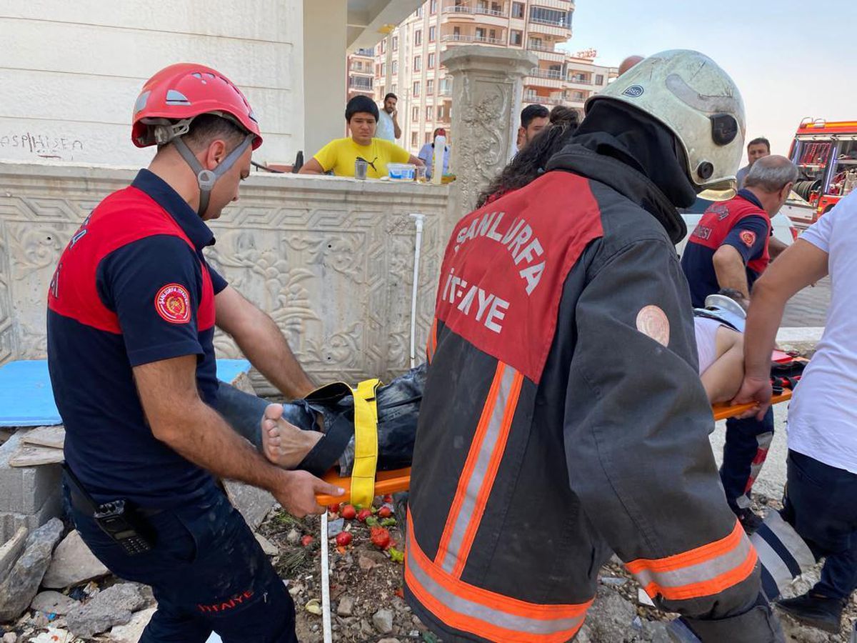 Şanlıurfa\'da çalıştığı inşaatta boşluğa düşerek ağır yaralanan işçiyi itfaiye kurtardı