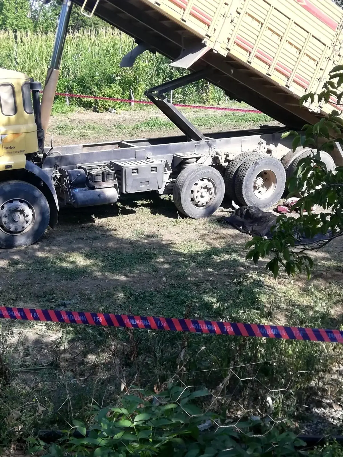 Son dakika... Silaj boşaltırken kapanan damperin altında kalan sürücü öldü