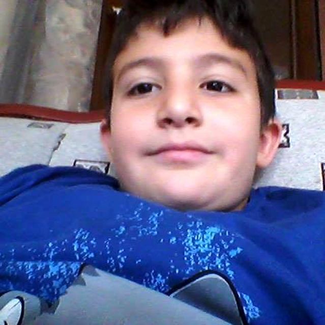 Son dakika haber: Sokak köpeklerinin saldırdığı bisikletli çocuk, otomobilin altında kalarak hayatını kaybetti, System.String[]