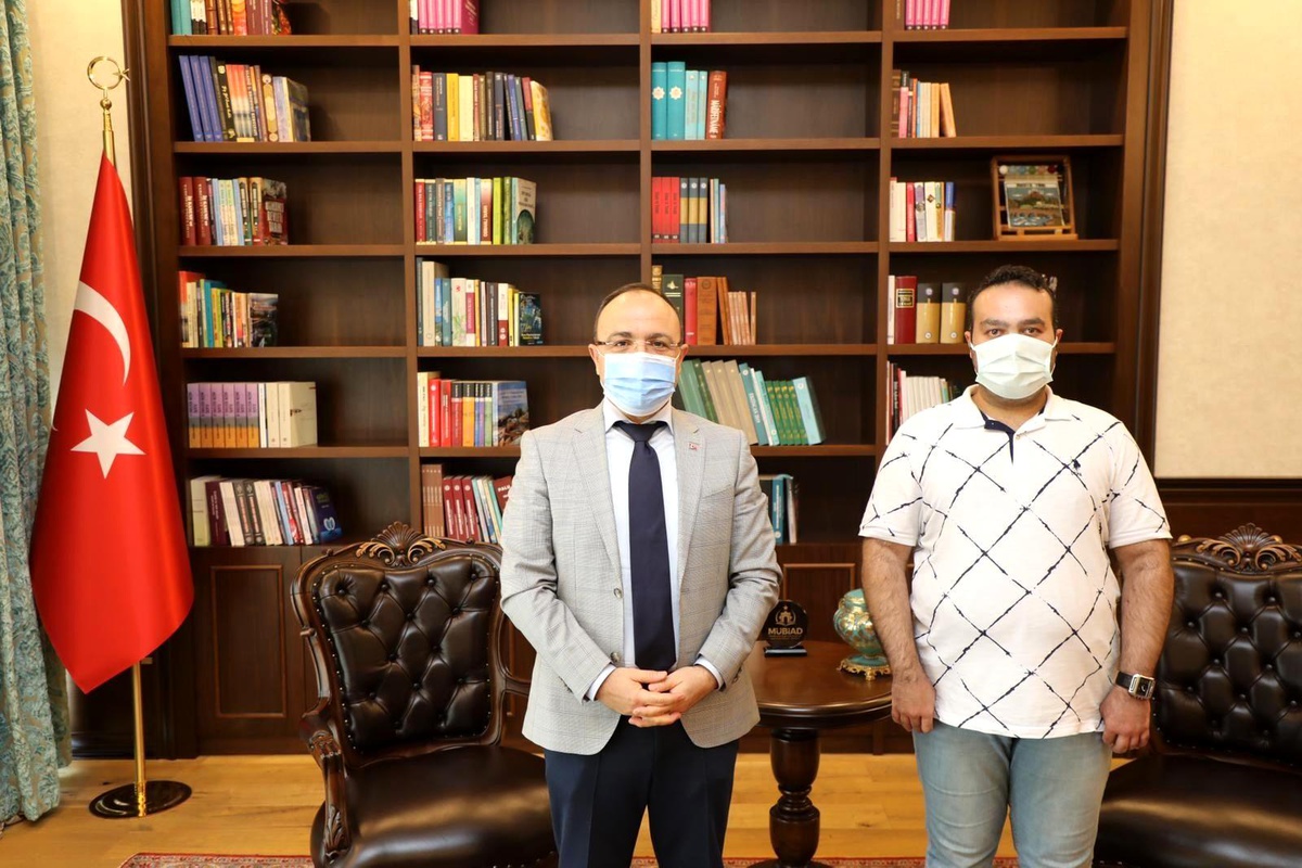 Sosyal medya üzerinden fotoğraf çektirmek istediğini söyledi, vali makamında kabul etti