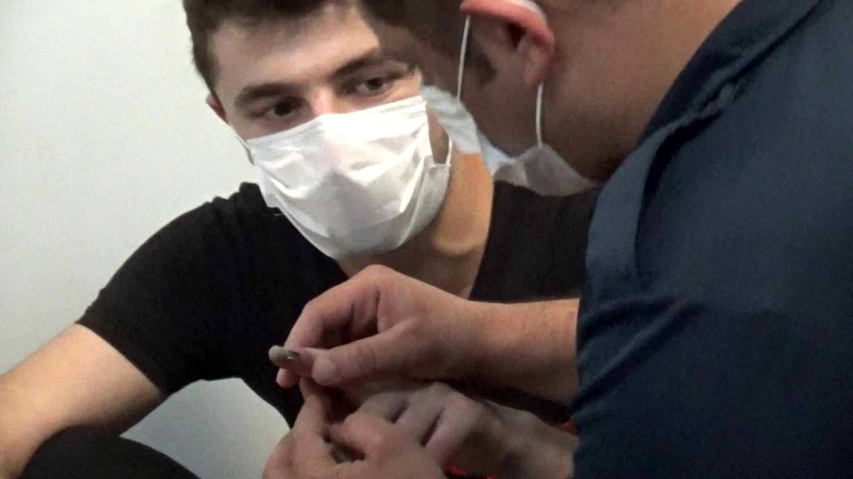 Son dakika! Sultangazi\'de iş kazası geçiren gencin parmağına metal çaktı