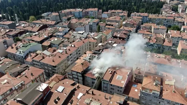 Üsküdar'da doğal gaz kutusunda başlayan yangın apartmana ve 5 araca sıçradı