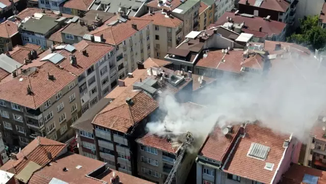 Üsküdar'da doğal gaz kutusunda başlayan yangın apartmana ve 5 araca sıçradı