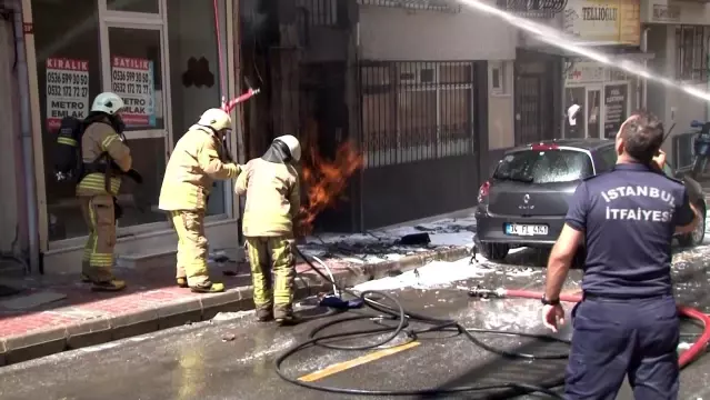 Üsküdar'da doğal gaz kutusunda başlayan yangın apartmana ve 5 araca sıçradı