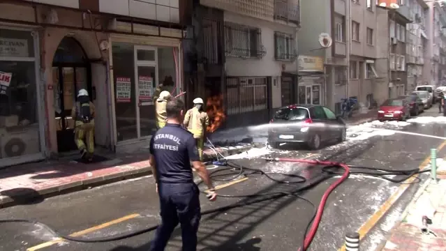 Üsküdar'da doğal gaz kutusunda başlayan yangın apartmana ve 5 araca sıçradı