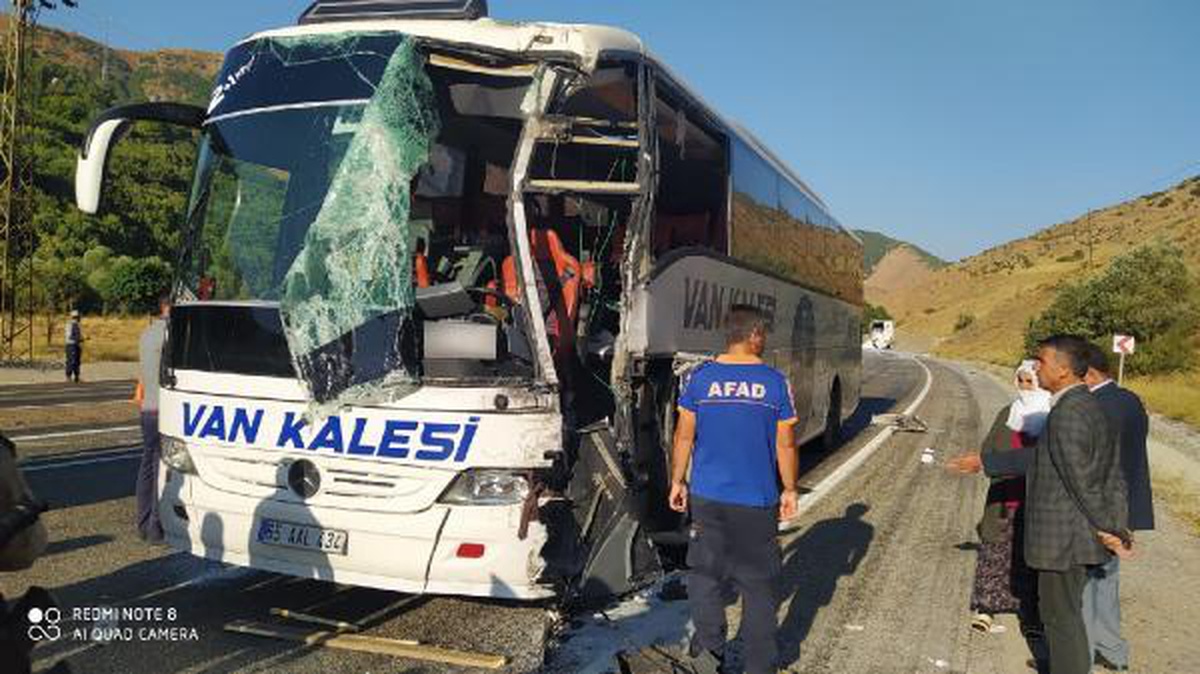 Yolcu otobüsü ile TIR çarpıştı; 1\'i ağır, 3 yaralı