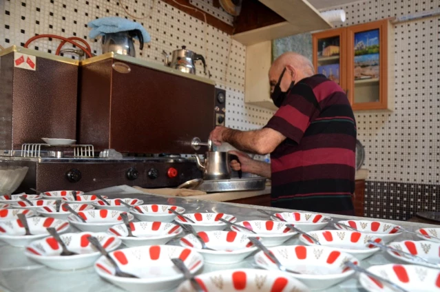 80 yaşındaki Osman dede 60 yıldır çaycılık yapıyor