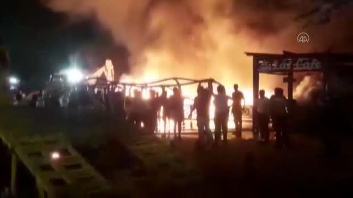 Son Dakika | Akçakoca\'da çıkan yangında iki işletme kullanılamaz hale geldi (2)