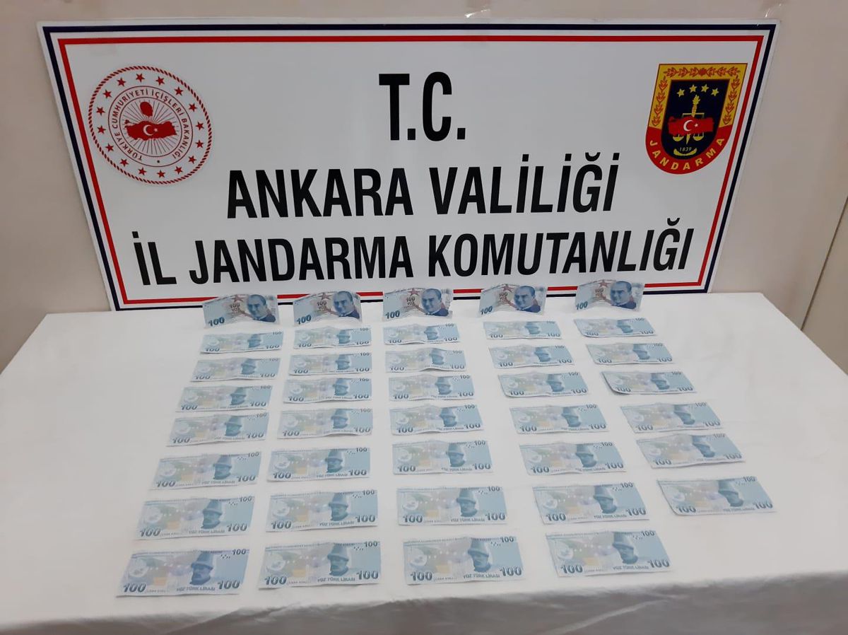 Akıncı gişelerinde otobüsten indirilen şüphelinin üzerinden sahte 100 liralık banknotlar çıktı