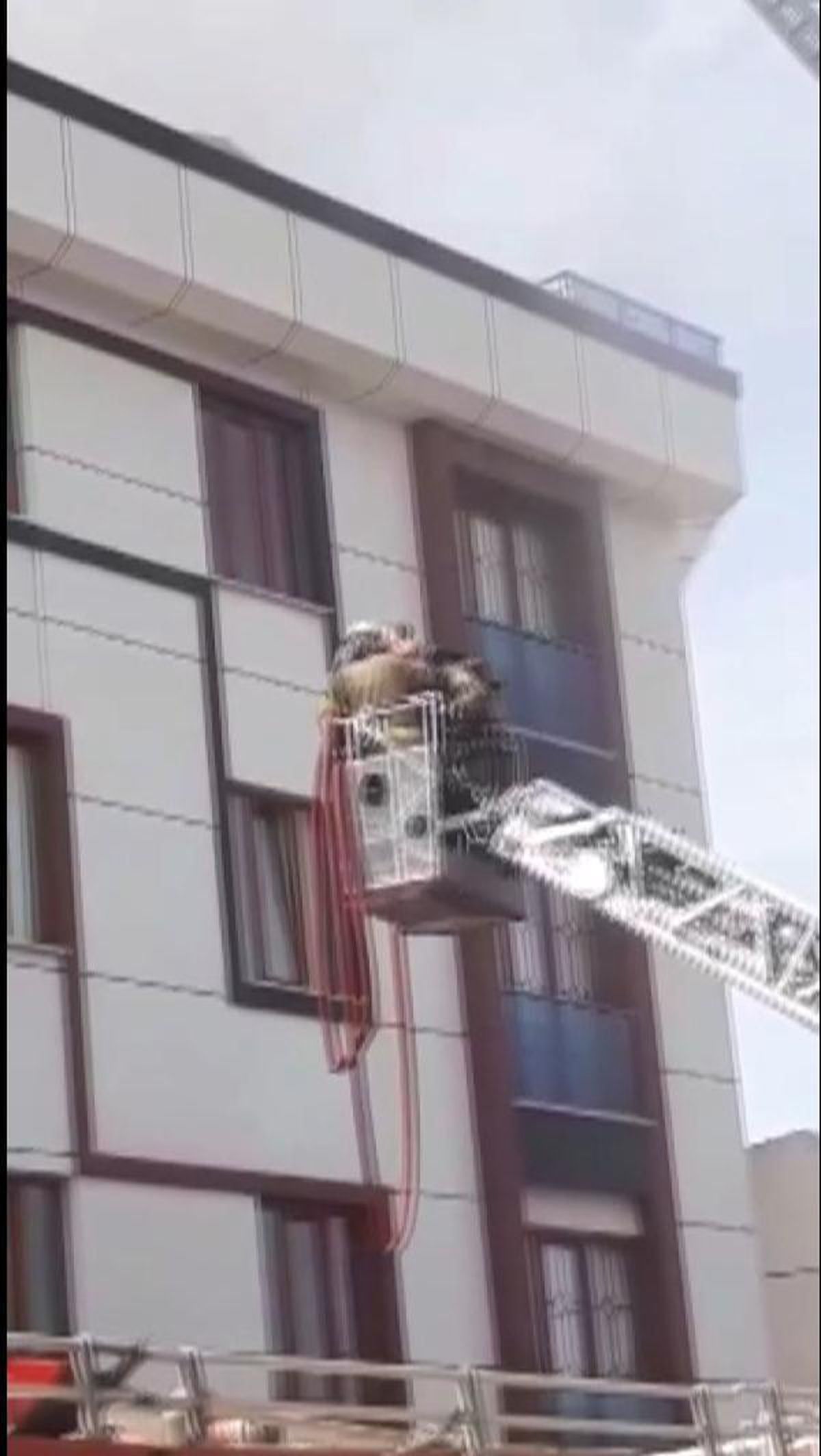 Başakşehir\'de çatı katında yangın; anneyle çocuğu dumandan etkilendi