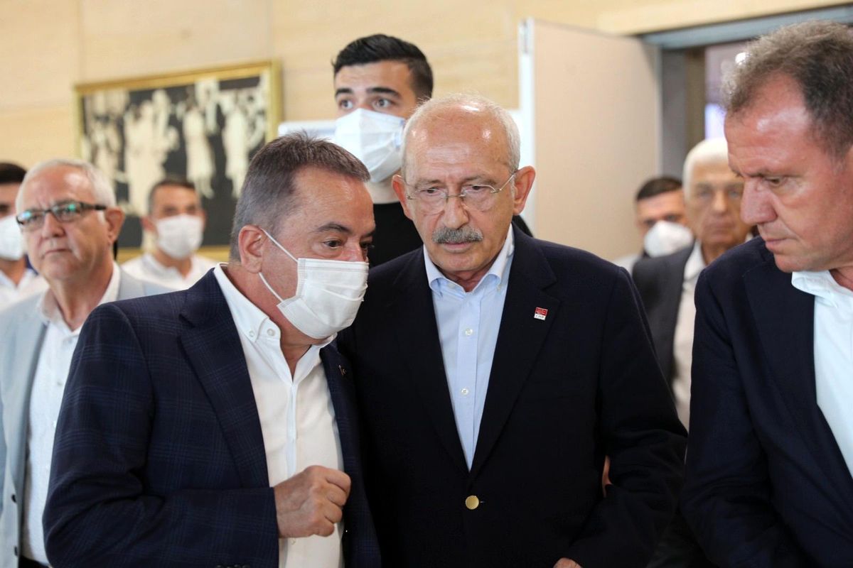 Başkan Böcek CHP\'li Büyükşehir Belediye Başkanları Toplantısı\'nda