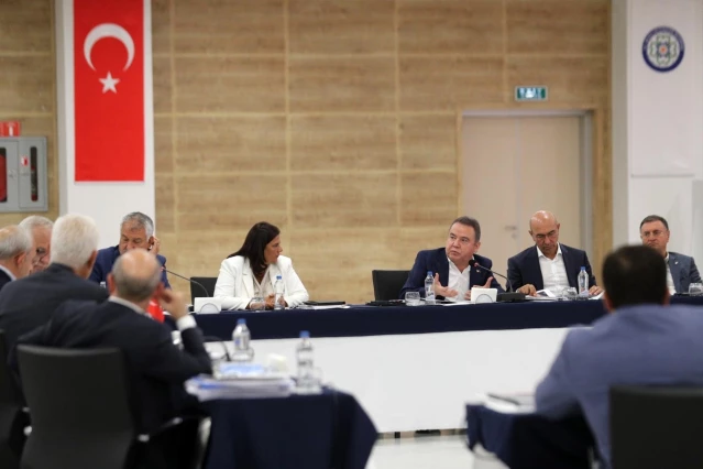 Başkan Böcek CHP'li Büyükşehir Belediye Başkanları Toplantısı'nda