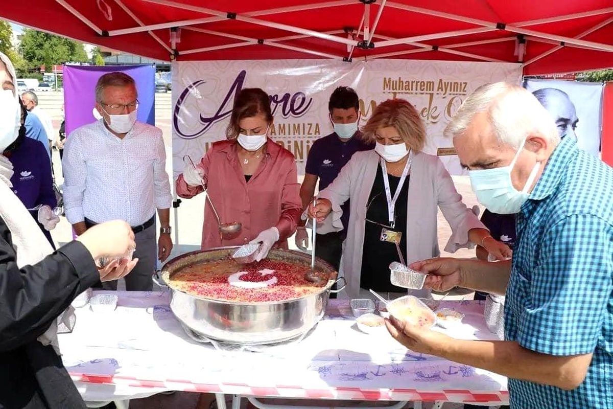 Başkan Köse vatandaşlara aşure ikram etti