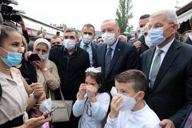 Bosna'ya giden Cumhurbaşkanı Erdoğan'a vatandaşlardan büyük ilgi