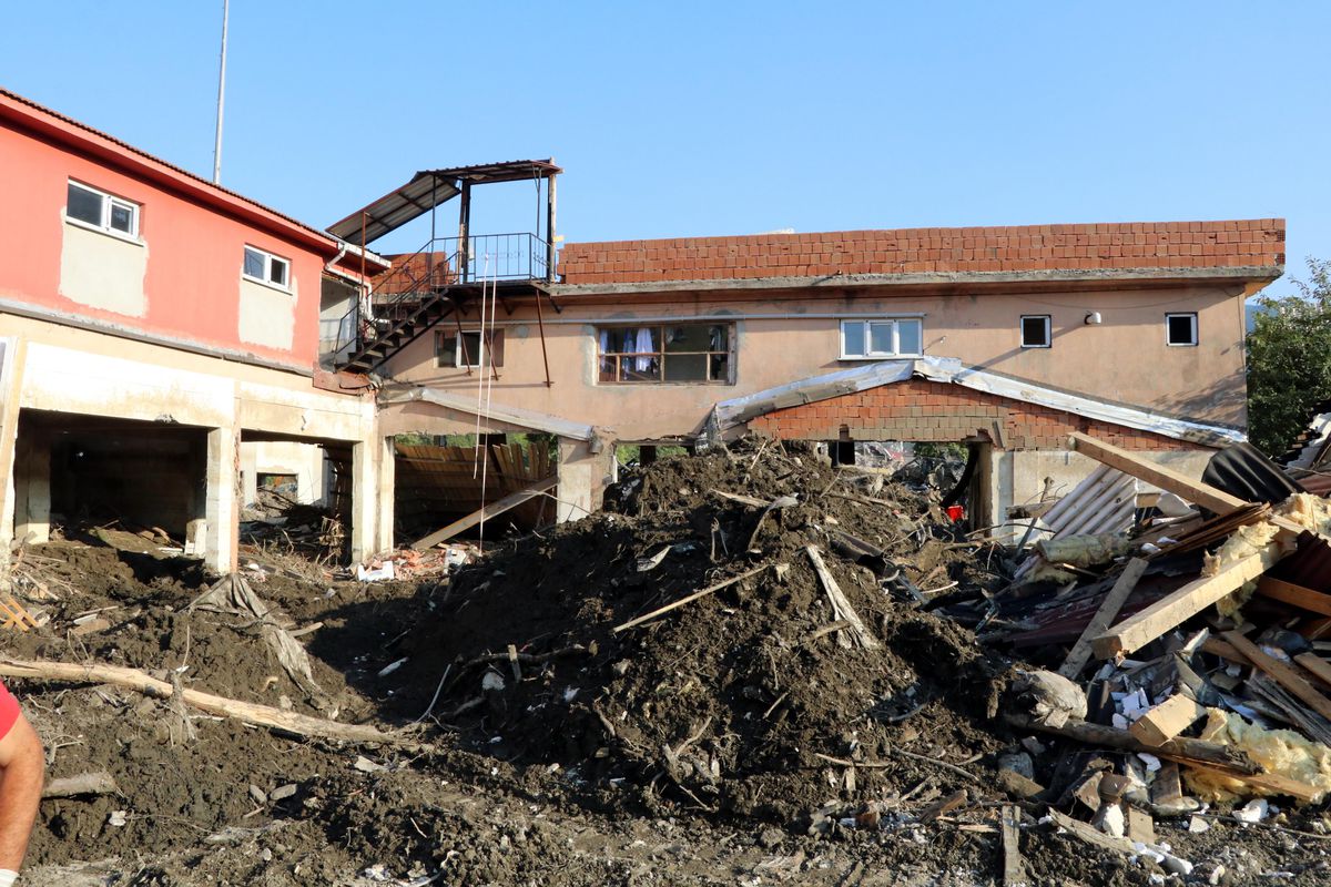 Bozkurt\'ta fabrika sahibi verdiği tahliye kararıyla 90 çalışanının sel sularına kapılmasını engelledi