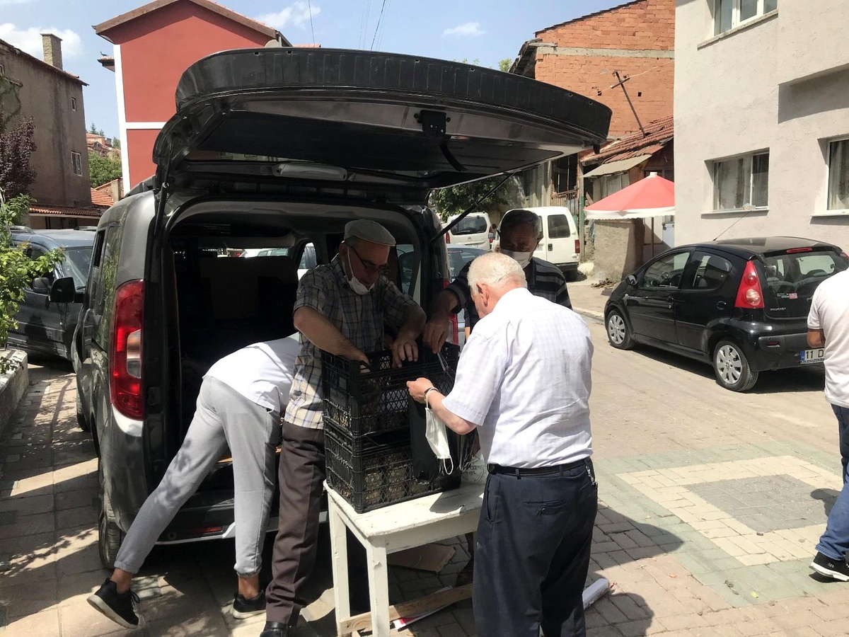 Bozüyük\'te mahalle sakinlerinden aşure ikramı