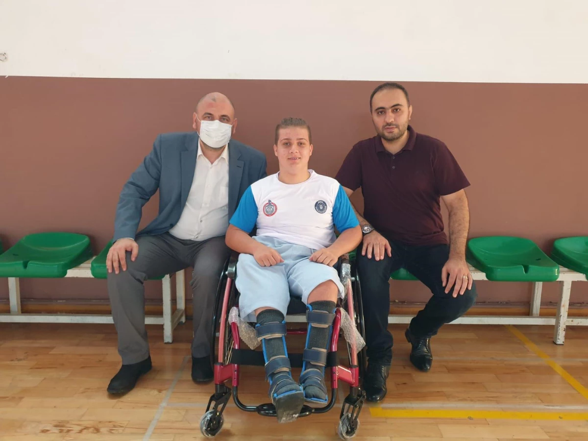 Bursa\'da yürüme engelli gencin "basketbol hayali" gerçeğe dönüştü