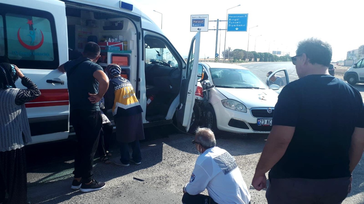 Elazığ\'da ambulans ile otomobil çarpıştı: 1 yaralı