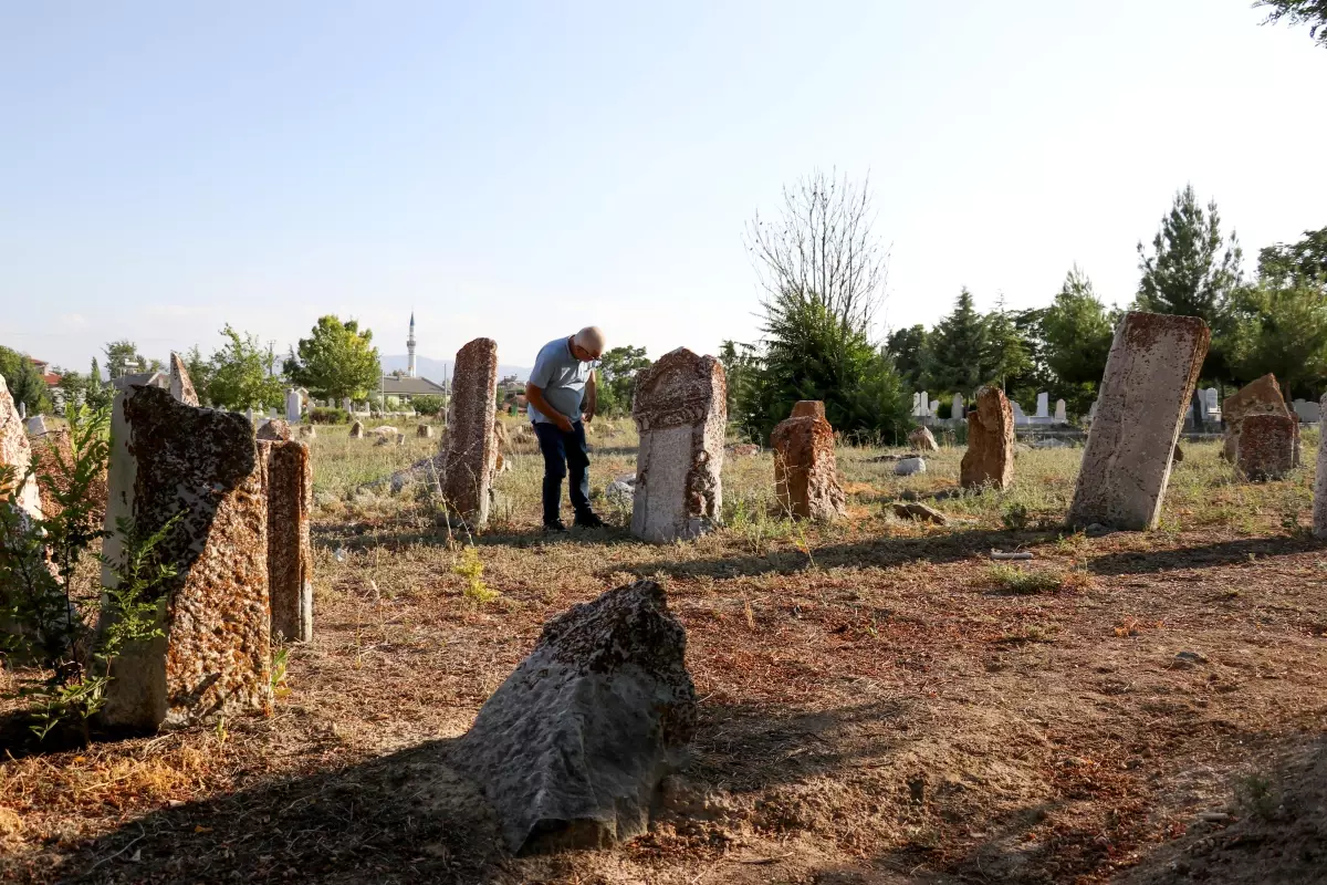 Geçmişi 2 bin yıl öncesine dayanan mezarlık arkeoloji müzesini andırıyor