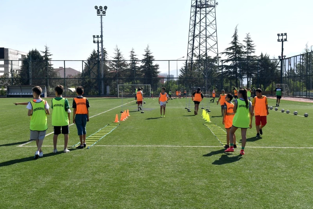 Isparta\'da 70 sporcunun katıldığı yaz futbol okulu sona erdi