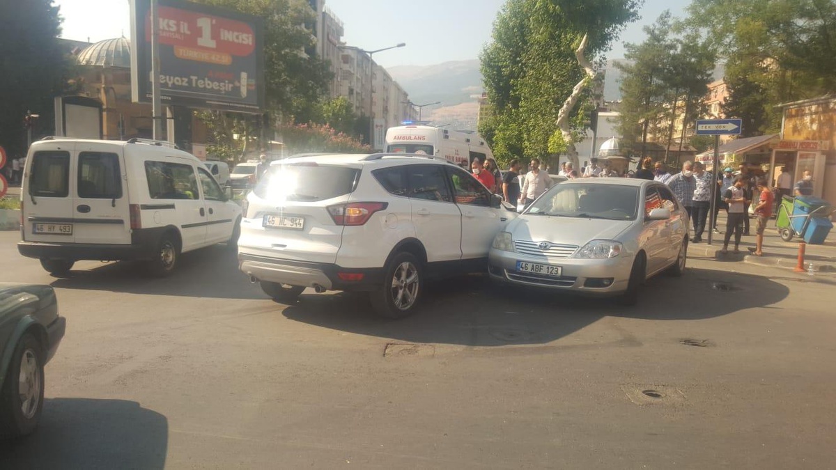 Kahramanmaraş\'ta iki otomobil çarpıştı: 5 yaralı