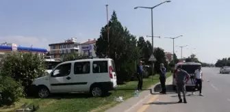 KALDIRIMA ÇARPAN ARAÇ YAN DEVRİLDİ 1 ÖLÜ, 1 YARALI