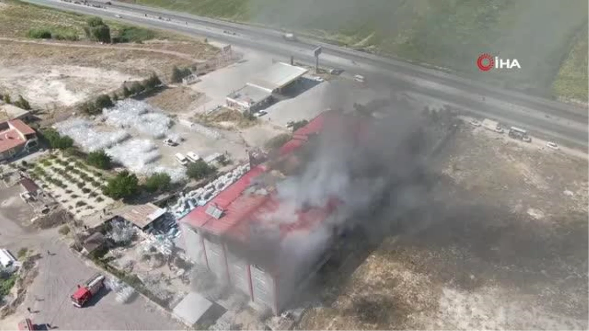 Son dakika haberleri... Kayseri\'deki fabrika yangınını söndürme çalışmaları sürüyor: Camları kırarak müdahale ediyorlar