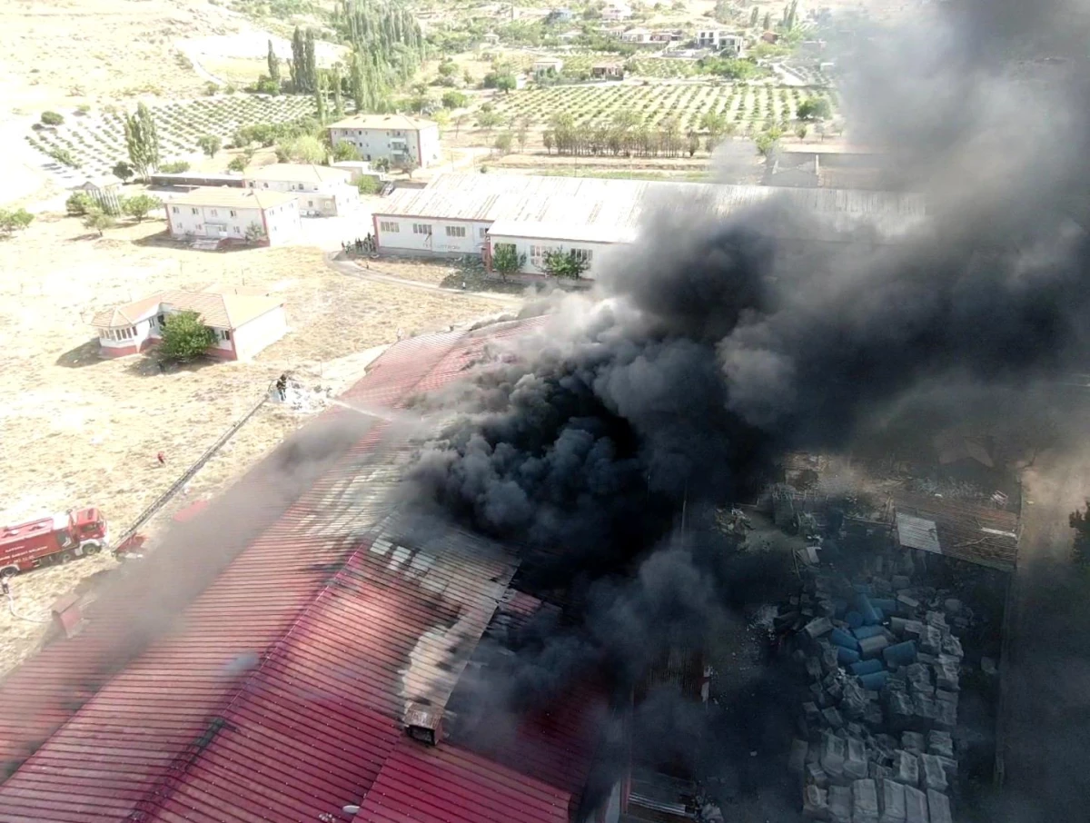 Kayseri\'deki fabrika yangınını söndürme çalışmaları sürüyor