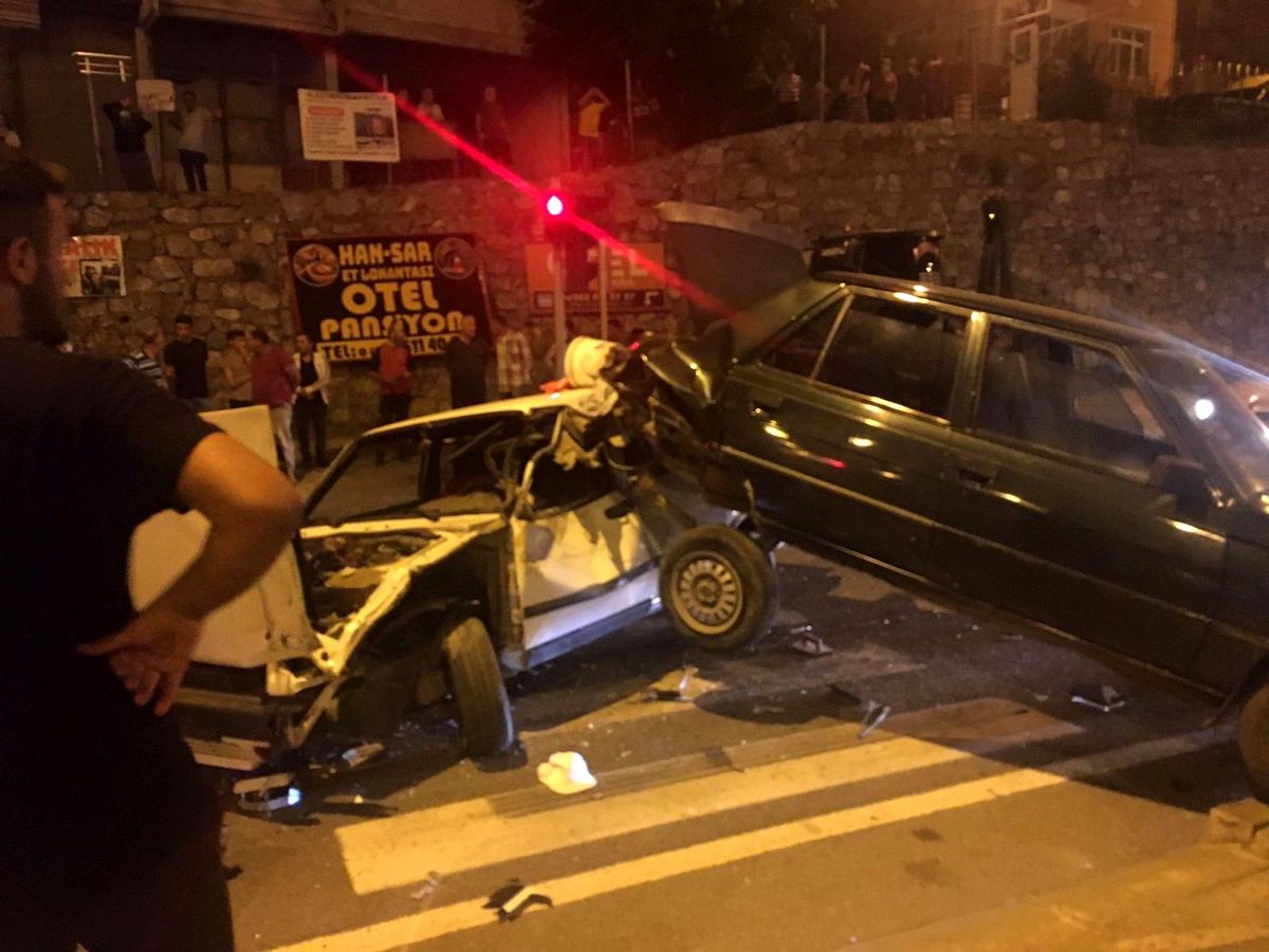 Kazada araçlar hurdaya döndü, kimse yaralanmadı
