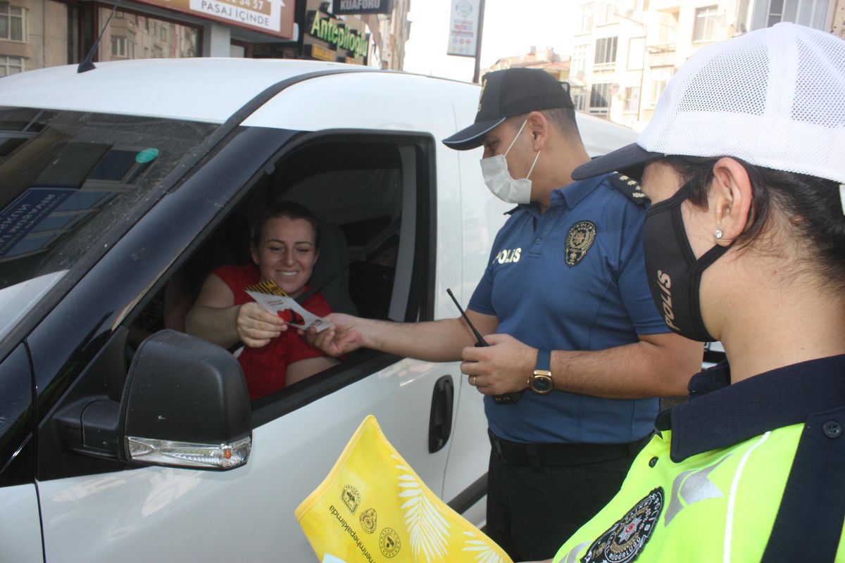 Keşan\'da araç sürücülerine polis ekiplerince trafik kuralları anlatıldı
