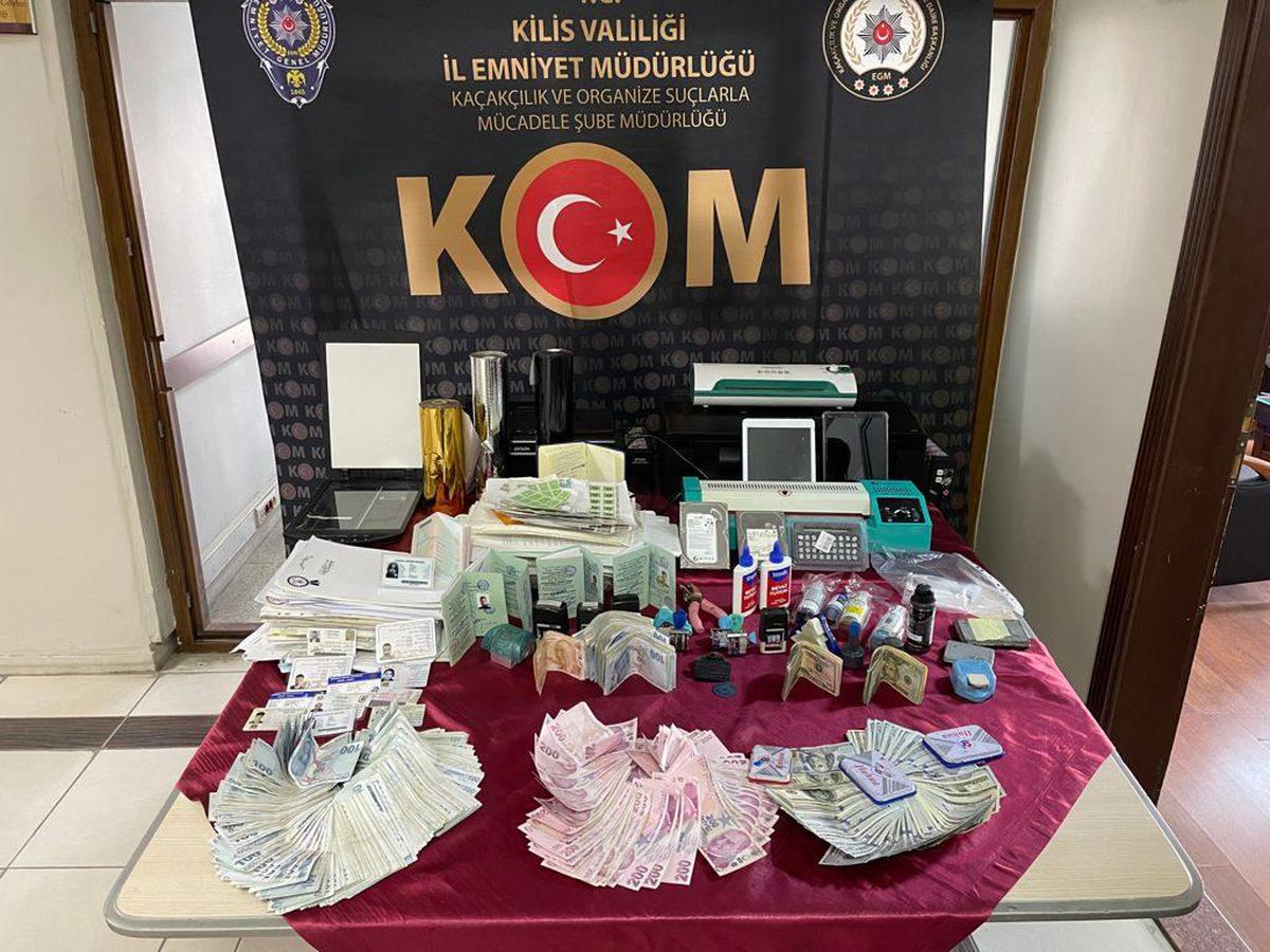Son dakika haberleri! Kilis\'te sahte kimlik ve pasaport operasyonunda gözaltına alınan 2 şüpheliden biri tutuklandı