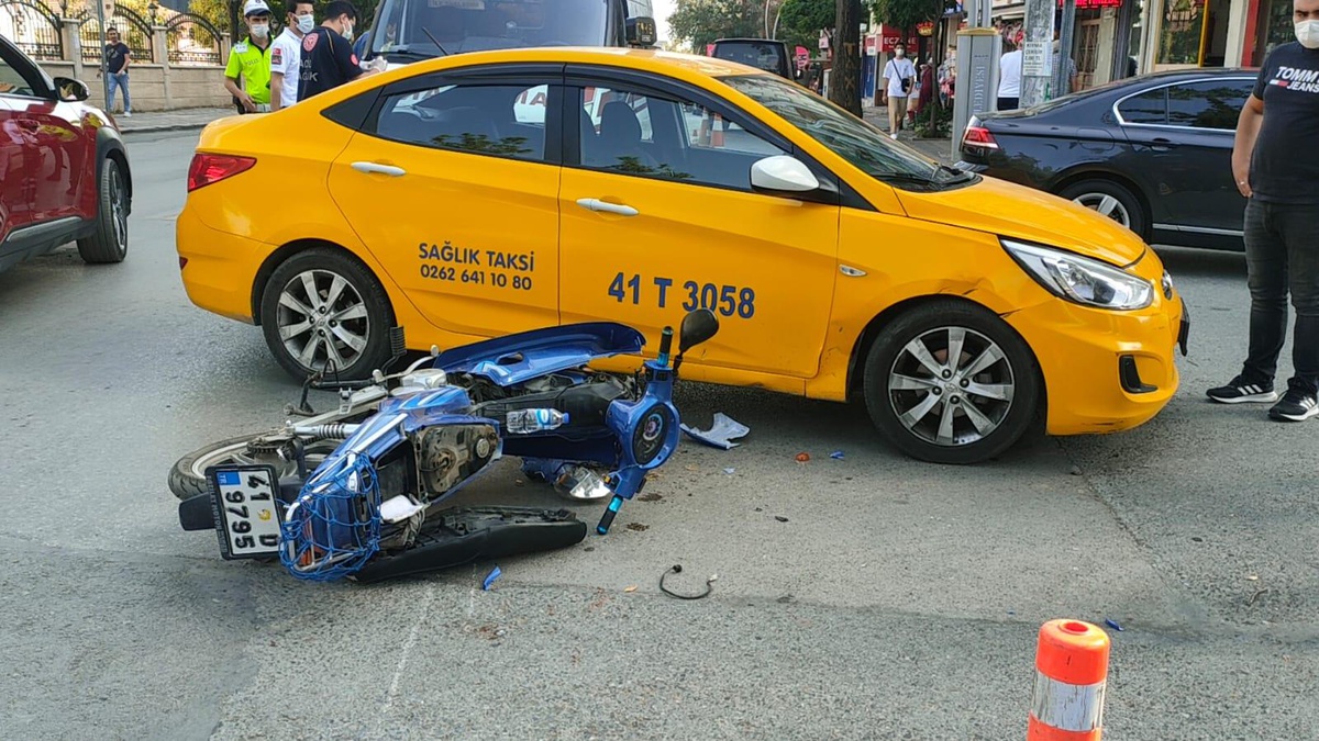 Kocaeli\'de taksi ile motosiklet çarpıştı: 1 yaralı