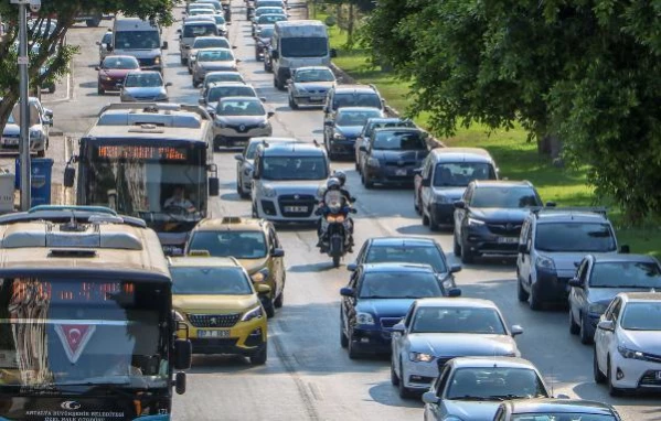 Motosiklet ambulansın 'altın dakika'sı trafiğe takılıyor