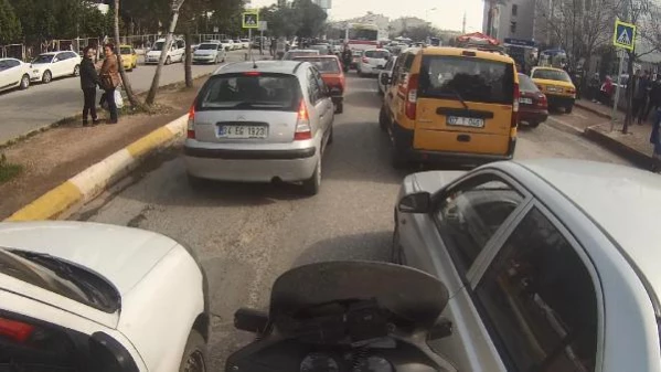 Motosiklet ambulansın 'altın dakika'sı trafiğe takılıyor