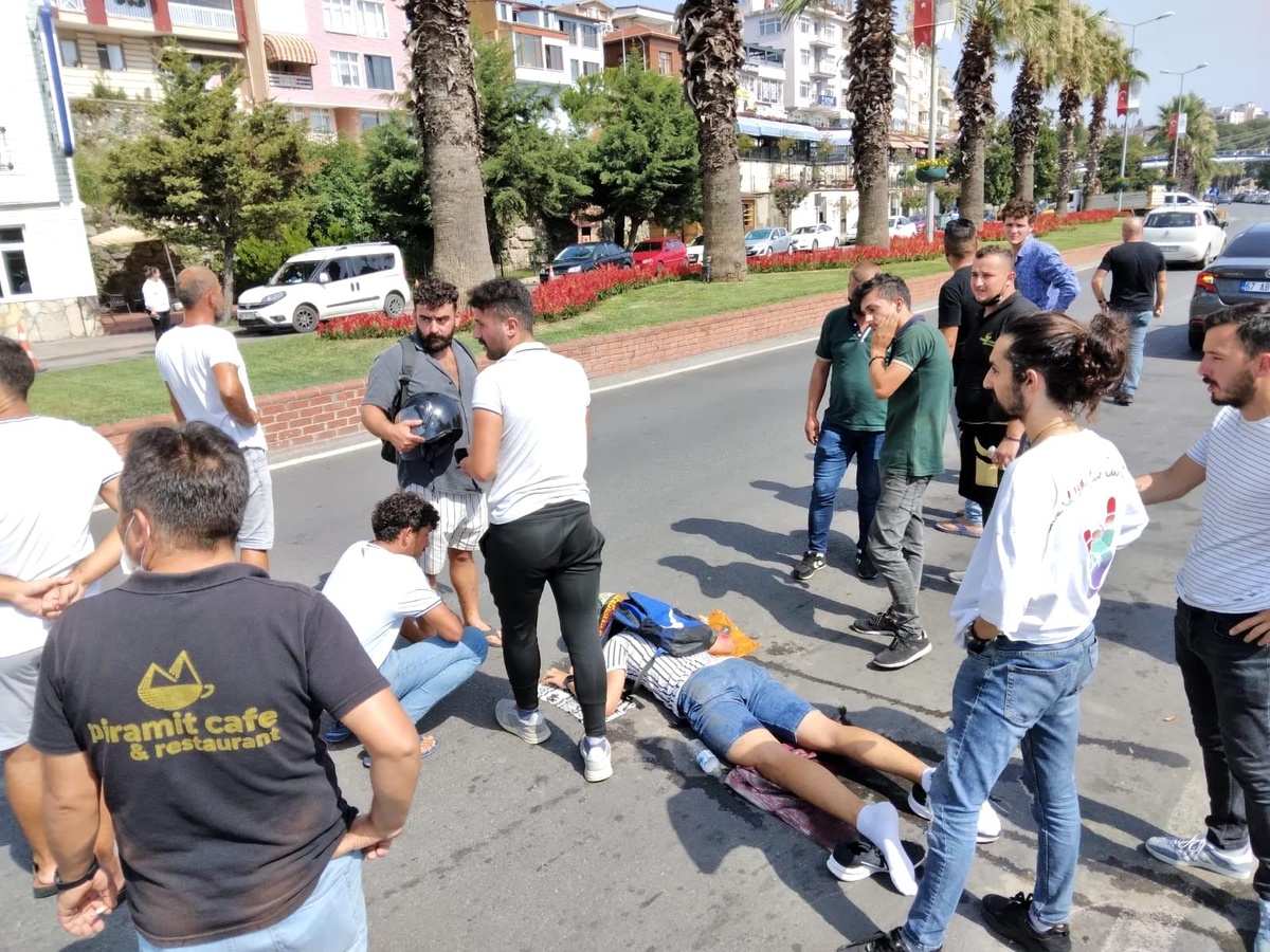 Motosiklet park halindeki kamyonete çarptı
