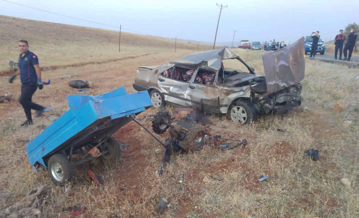 Son dakika haber! Motosikleti "pat pat"a yüklemeye çalışırken otomobilin çarptığı 3 kişi öldü