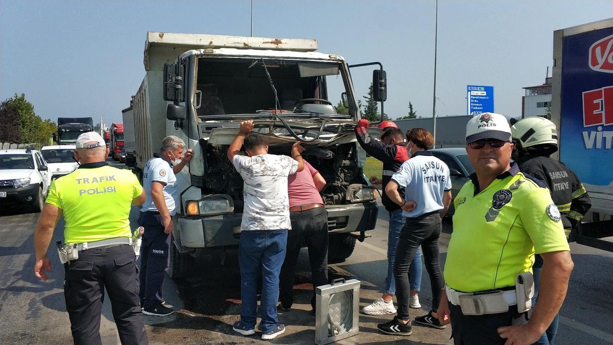 Samsun\'da kamyonlar çarpıştı