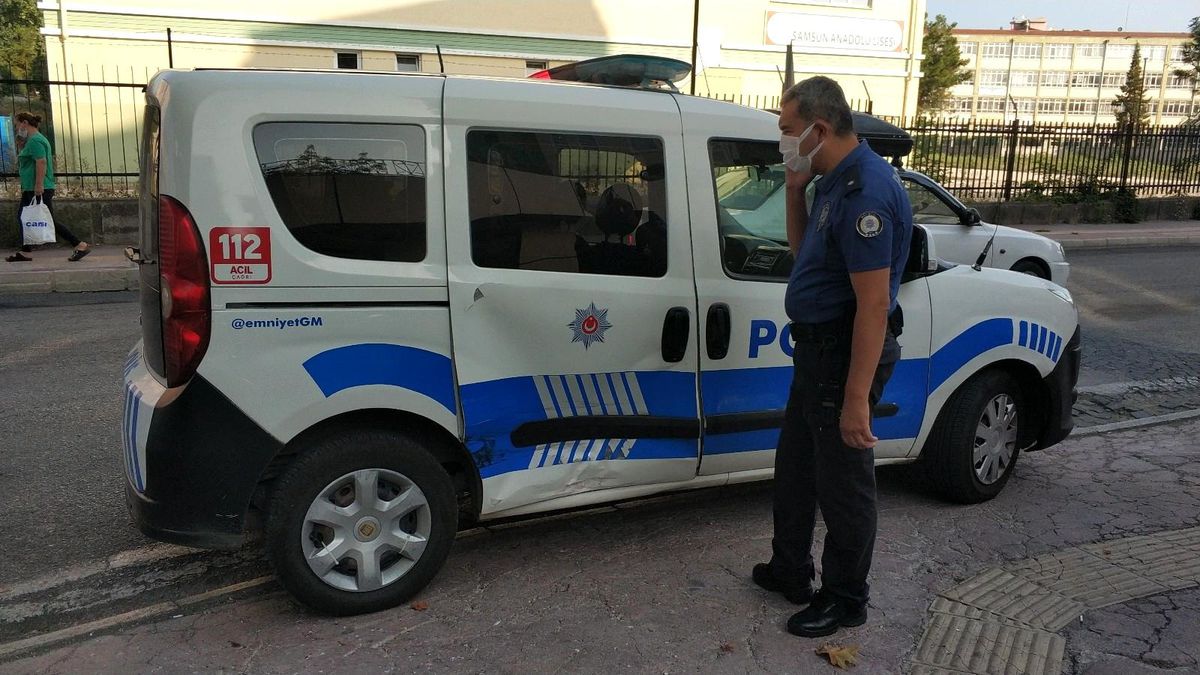 Samsun\'da polis aracına hafif ticari araç çarptı