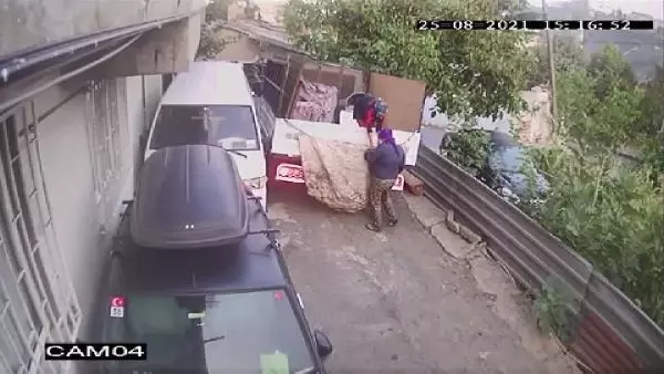 2'si kadın 3 kişi otomobil motorunu böyle çaldı! Hırsızlık anı anbean kamerada