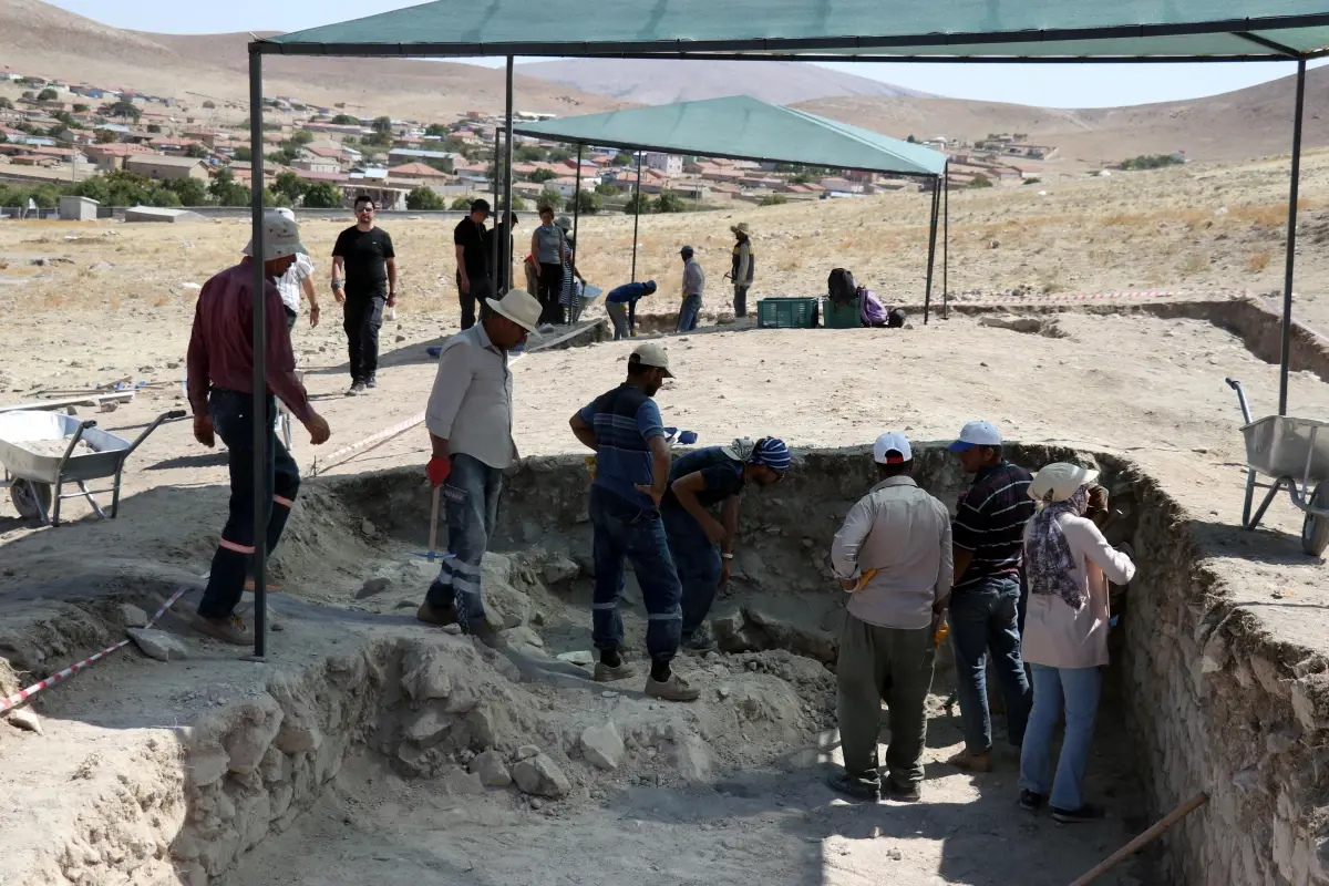 Savatra Antik Kenti\'nde tiyatro gün yüzüne çıkarılıyor