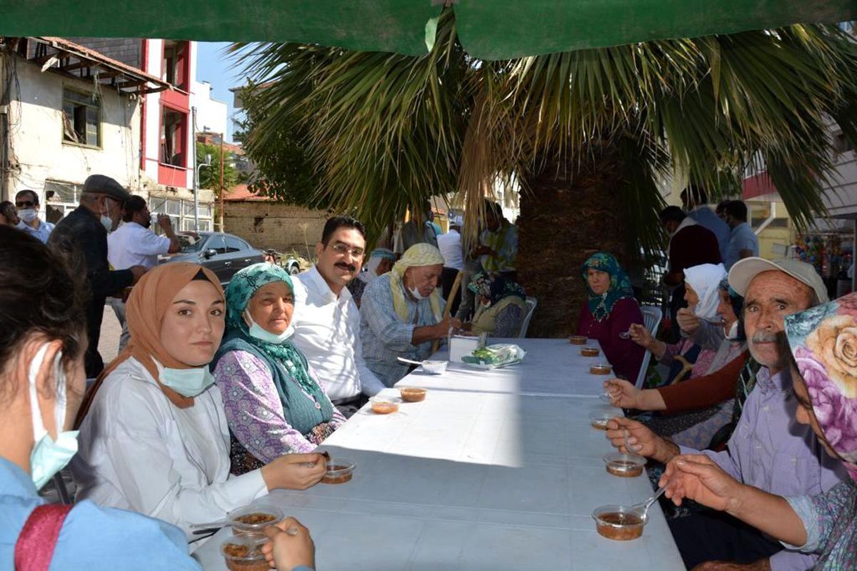 Son dakika haber: Selendi\'de aşure ikramı yapıldı