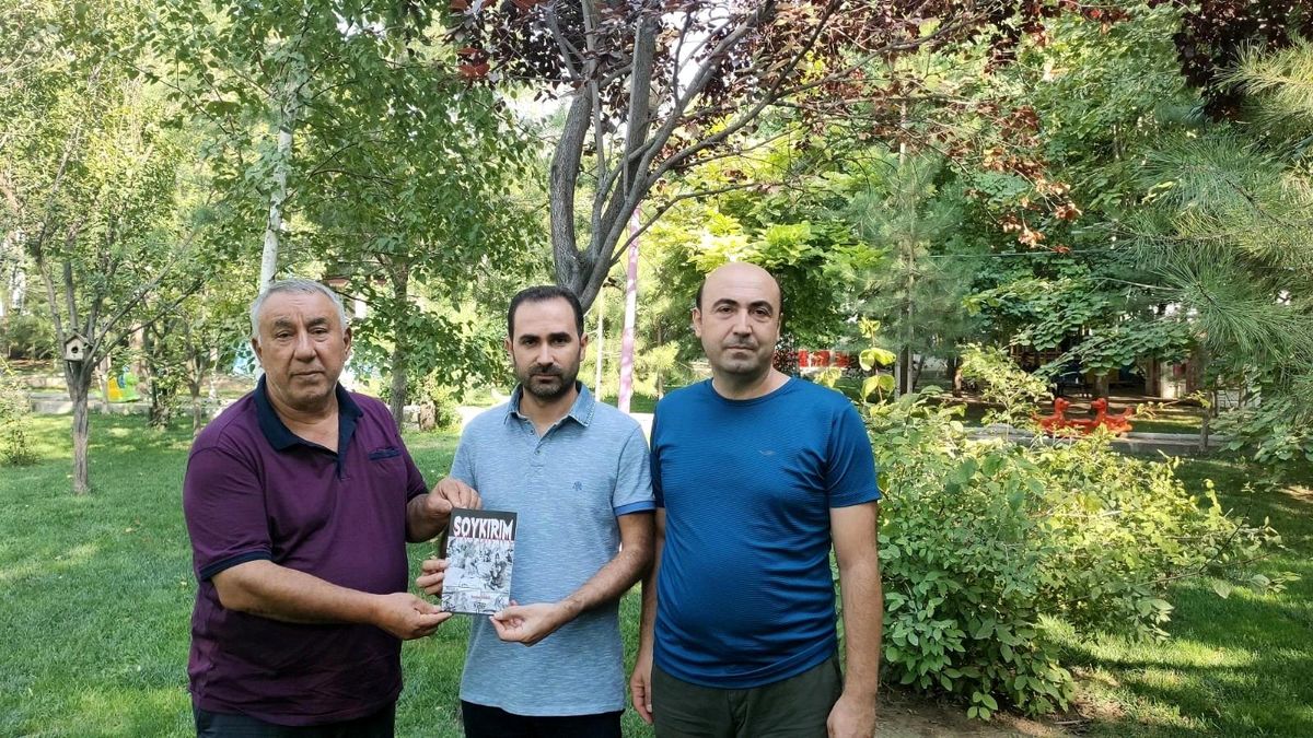 Serdar Ünsal Soykırım kitabını Turan ve Kılıç\'a hediye etti
